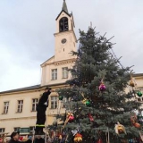 dzieci-ubieraja-choinke
