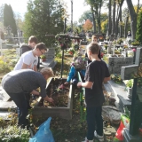 dzieci-czyszcza-groby