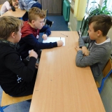 uczniowie-pisza-wiersze