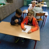 uczniowie-pisza-wiersze