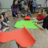 uczniowie-pracuja-w-grupach