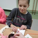 dzieci-robia-swiateczne-ozdoby