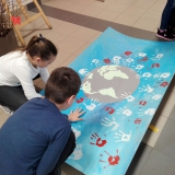 malowanie-dloni-na-plakat