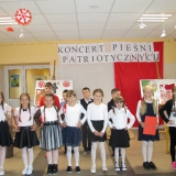 dzieci-spiewaja-piesni-patriotyczne