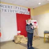 dzieci-spiewaja-piesni-patriotyczne