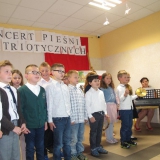 dzieci-spiewaja-piesni-patriotyczne