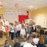 dzieci-spiewaja-piesni-patriotyczne