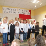 dzieci-spiewaja-piesni-patriotyczne