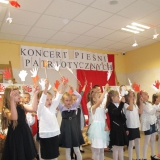 dzieci-spiewaja-piesni-patriotyczne