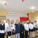 dzieci-spiewaja-piesni-patriotyczne