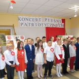 dzieci-spiewaja-piesni-patriotyczne