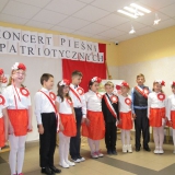 dzieci-spiewaja-piesni-patriotyczne