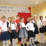 dzieci-spiewaja-piesni-patriotyczne