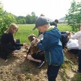 dzieci-wypuszczaja-dzdzownice-na-wolnosc