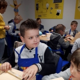 dzieci-skladaja-skrzynki-na-prezenty