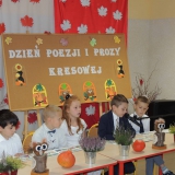 uczniowie-czytaja