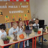 uczniowie-czytaja