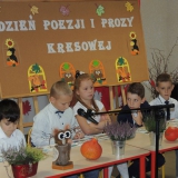 uczniowie-czytaja