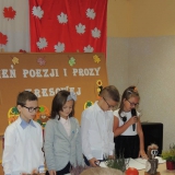 uczniowie-czytaja