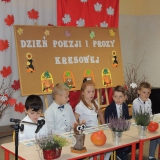uczniowie-czytaja