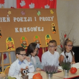 uczniowie-czytaja