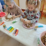 dzieci-maluja-pierniczki