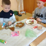 dzieci-maluja-pierniczki