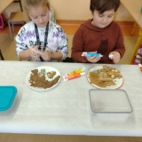 dzieci-maluja-pierniczki