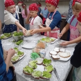 dzieci-przygotowuja-posilek