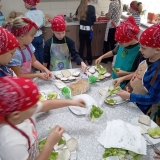 dzieci-przygotowuja-posilek