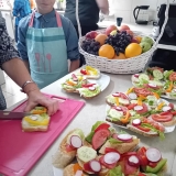 dzieci-przygotowuja-posilek