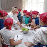 dzieci-przygotowuja-posilek