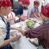 dzieci-przygotowuja-posilek